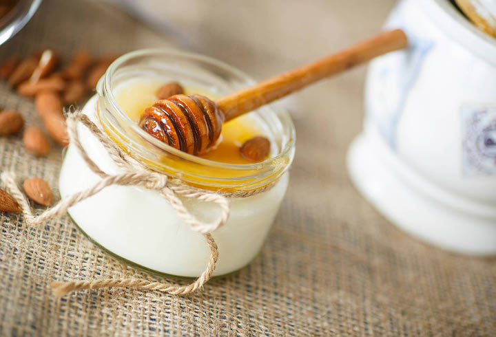 Parfait yogurt madu berlapis dengan granola dan buah segar