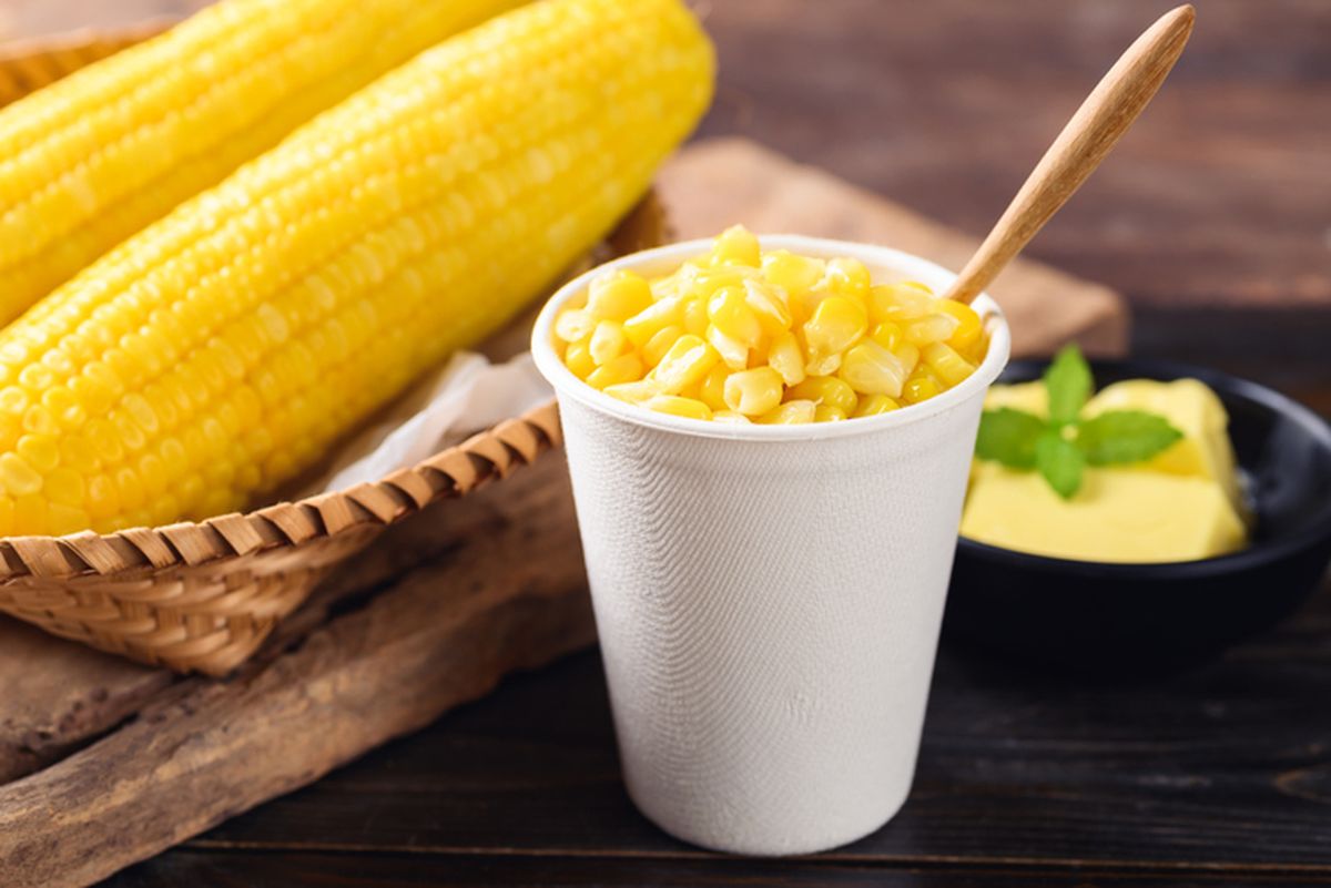 Sepiring jagung susu hangat dengan lelehan susu kental manis dan taburan keju parut
